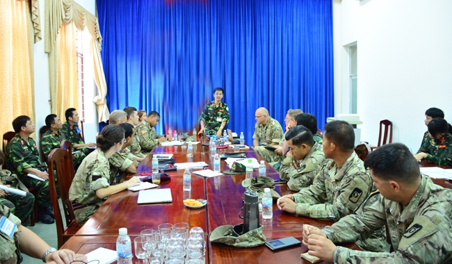 Dưới sự chủ trì của Trung tâm Gìn giữ hòa bình Việt Nam, cán bộ Bệnh viện dã cấp 2 số 1 và các chuyên gia quốc tế họp trao đổi chuyên môn và các vấn đề liên quan vào mỗi buổi sáng trước khi vào huấn luyện và mỗi buổi chiều sau khi kết thúc tình huống huấn luyện.